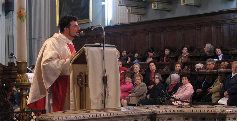 Don Massimiliano Puscheddu bei der Predigt während einer Wallfahrt
