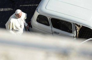 Papst Franziskus steigt in 29 Jahre alten R4: eine persönliche Geste, warum aber die mediale Inszenierung?