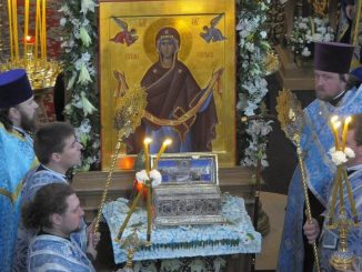 Zwei Millionen Pilger kamen, um dem Heiligen Gürtel Mariens die Ehre zu erweisen, darunter auch Staatspräsident Wladimir Putin und der russische Kommunistenführer.