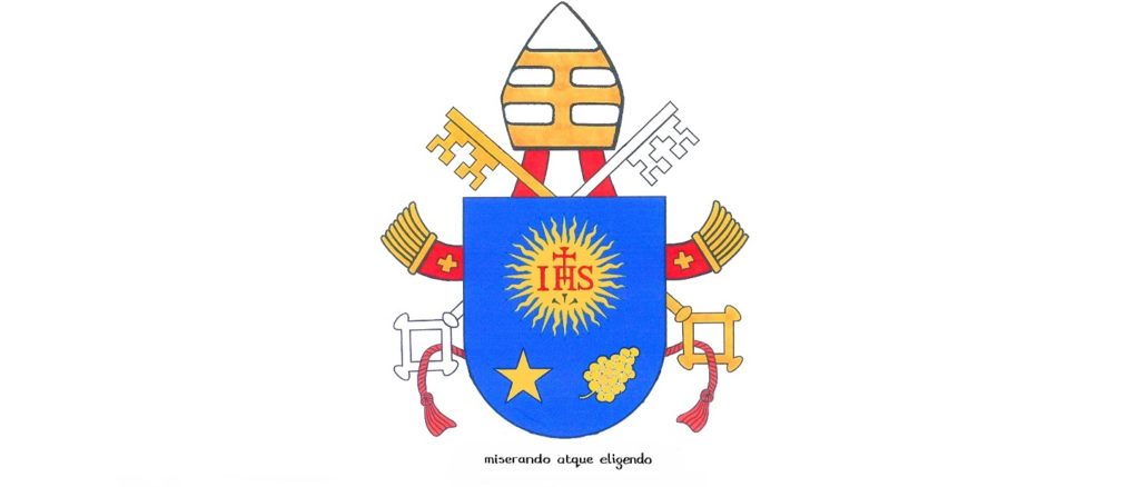 Das Wappen von Bischof Jorge Mario Kardinal Bergoglio wird zum Papstwappen - mit dem fünfzackigen Stern.