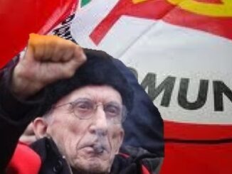 Don Andrea Gallo mit erhobener Faust des kommunistischen Partisanen