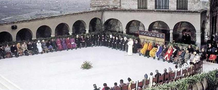 1986 fand das erste der umstrittenen interreligiösen Assisi-Treffen statt, die von der Gemeinschaft von Sant'Egidio ausgerichtet werden.