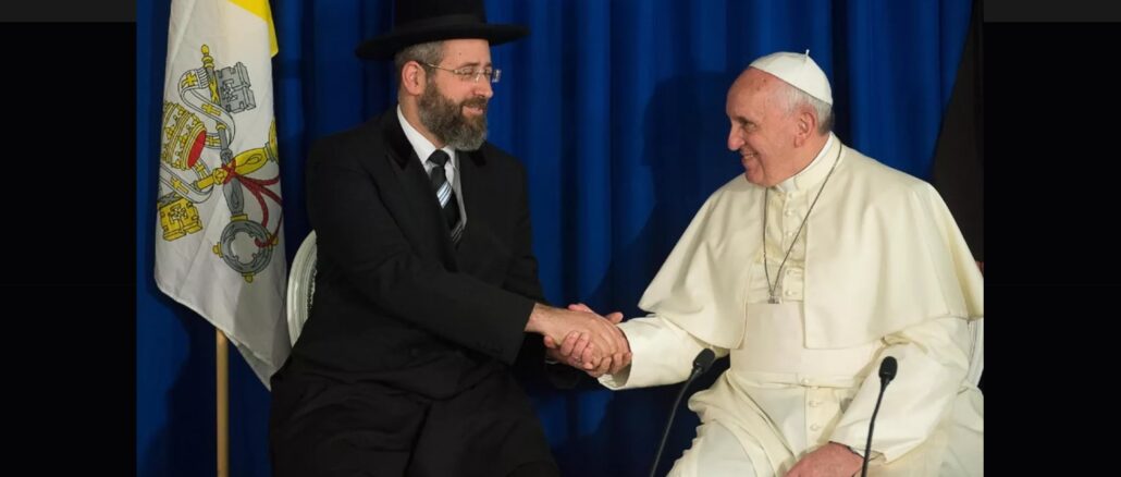 Während seiner Begegnung mit den beiden Oberrabbinen in Jerusalem hatte Papst Franziskus sein Brustkreuz versteckt.