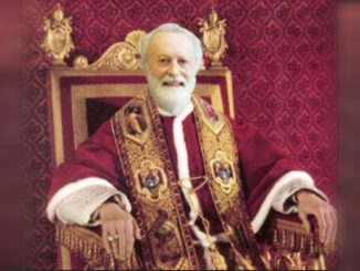 Ist der freimaurerische Atheist Eugenio Scalfari der eigentliche Papst? "Dagospia" veröffentlichte die Fotomontage, und wenn schon im verachteten päpstlichen Ornat.