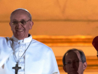 Franziskus mit Kardinal Claudio Hummes (rechts) am 13. März 2013 bei der Vorstellung des neuen Papstes.