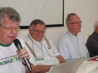 Erwin Kräutler (links) mit Kardinal Claudio Hummes (3. v. l.)