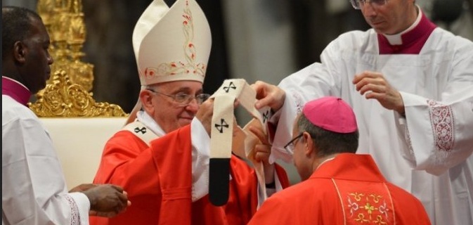 Franziskus wird das Pallium nicht mehr selbst verleihen Franziskus wird das Pallium nicht mehr selbst verleihen