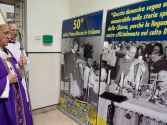 Franziskus in der Pfarrei Ognissanti vor den Bildern von Paul VI. vor 50 Jahren