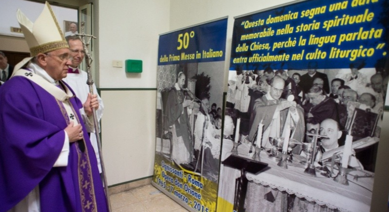 Franziskus in der Pfarrei Ognissanti vor den Bildern von Paul VI. vor 50 Jahren