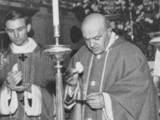 Der im Juni 1965 geweihte Neupriester Piero Marini (links) mit seinem Mentor Msgr. Annibale Bugnini im Juni 1965.