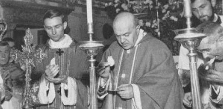 Der im Juni 1965 geweihte Neupriester Piero Marini (links) mit seinem Mentor Msgr. Annibale Bugnini im Juni 1965.