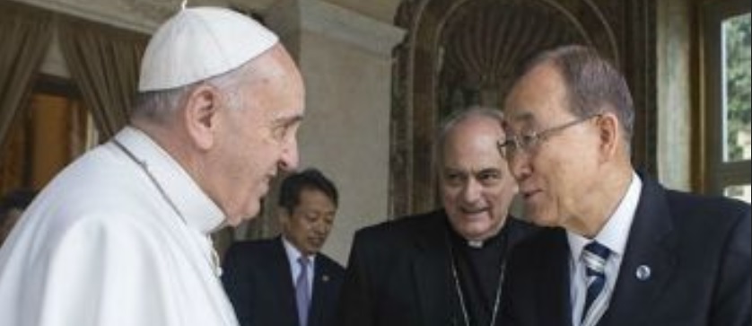 „Nachhaltige Entwicklung“ als Tarnwort für alte Projekte. Im Bild Papst Franziskus mit UNO-Generalsekretär Ban Ki-moon (dazwischen Bischof Sanchez Sorondo)