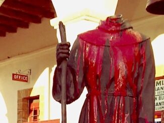 Gewalttätige Kirchenfeindlichkeit im "liberalen" Kalifornien. Die enthauptete Statue des heiligen Junipero Serra, des Apostels von Kalifornien.