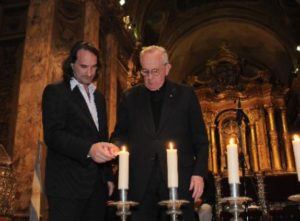 Kardinal Bergoglio mit Rabbi Avril bei einer B'nai B'rith-Veranstaltung in der Kathedrale von Buenos Aires