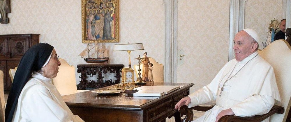 Sr. Lucia Caram, hier im Bild mit Papst Franziskus, verkleidete sich als "Bischof". Alles nur ein Scherz?