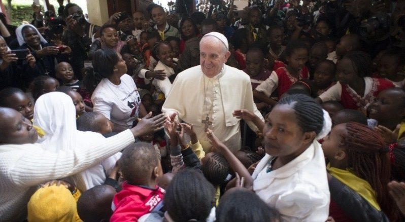 Papst Franziskus in Kangemi: worüber er dort sprach und wozu er im ugandischen Namugongo schwieg.
