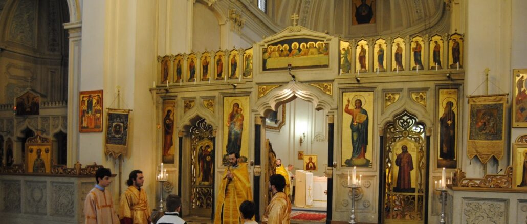 Die Ikonostase in der Kirche des Russicums in Rom.