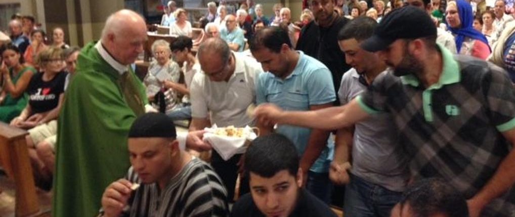 Ventimiglia: "Symbolische Kommunion" für Muslime während der Heiligen Messe. Niemand machte auf die "Unhöflichkeit" aufmerksam, die Kopfbedeckung abzunehmen