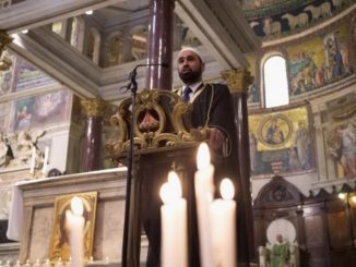 Imam rezitiert den Koran in der römischen Kirche Santa Maria in Trastevere