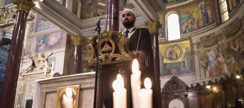 Imam rezitiert den Koran in der römischen Kirche Santa Maria in Trastevere