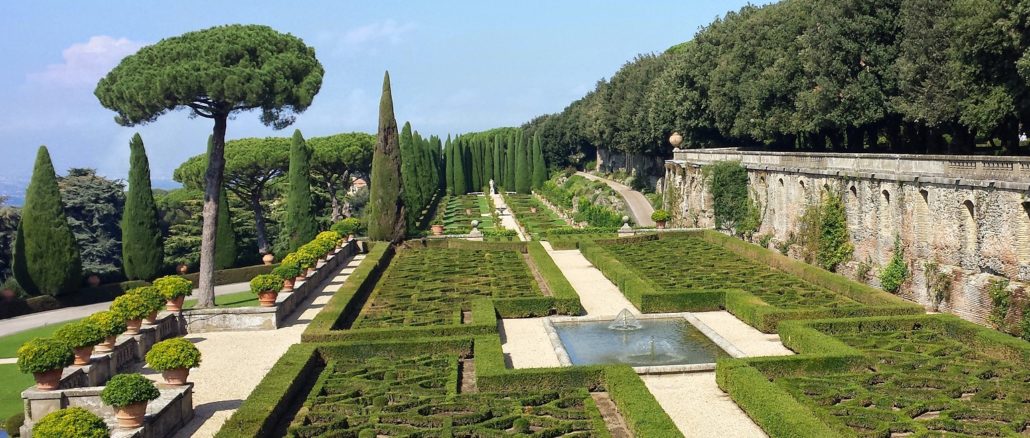 Gärten der päpstlichen Sommerresidenz Castel Gandolfo.