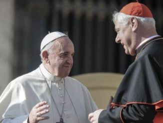 Papst Franziskus mit Kardinal Müller