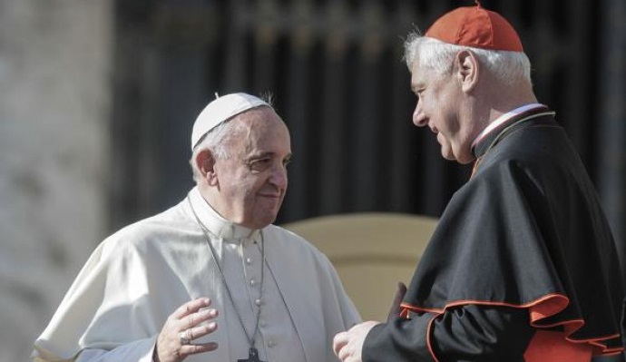 Papst Franziskus mit Kardinal Müller