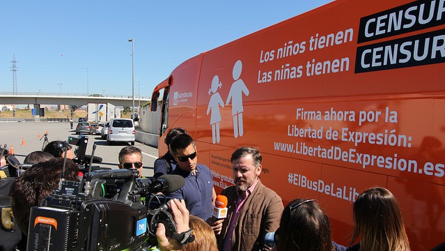 Der "Bus der Meinungsfreiheit" von HazteOir mußte mit Zensur-Aufklebern versehen werden.