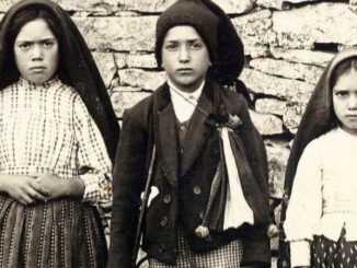 Die drei Seherkinder von Fatima: Die Gottesmutter offenbarte ihnen eine Höllenvision, Krieg und Vernichtung und übergab ihnen für die Menschheit das "Geheimnis von Fatima". In einem neuen Buch sagt nun auch einer der bekanntesten und einflußreichsten katholischen Journalisten Italiens, daß im Jahr 2000 der dritte Teil des "Geheimnisses" vom Vatikan nicht vollständig veröffentlicht wurde.