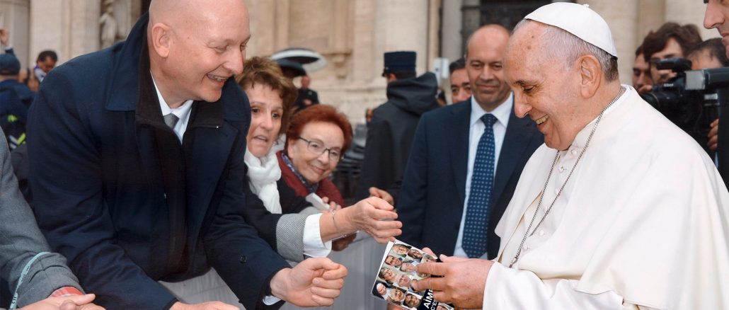 Daniel Pittet mit Papst Franziskus, als er ihm ein anderes Buch überreicht