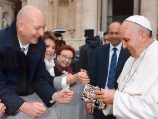 Daniel Pittet mit Papst Franziskus, als er ihm ein anderes Buch überreicht