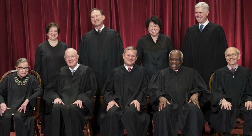 Oberster Gerichtshof in seiner aktuellen Besetzung (links sitzend: Ruth Bader-Ginsburg; rechts stehend: Neil Gorsuch).
