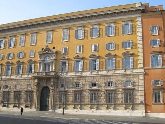 Im Palazzo dell'ex Sant'Ufficio hatte der Sekretär des Kardinals Wohnung bezogen. Mutmaßlich, um wegen der staatsrechtlichen Besonderheiten des Gebäudes ungestört seine Homo-Feste mit Drogen und Alkohol feiern zu können. Diesen setzte die vatikanische Gendarmerie nun ein Ende.