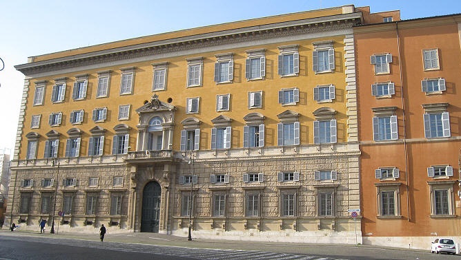 Im Palazzo dell'ex Sant'Ufficio hatte der Sekretär des Kardinals Wohnung bezogen. Mutmaßlich, um wegen der staatsrechtlichen Besonderheiten des Gebäudes ungestört seine Homo-Feste mit Drogen und Alkohol feiern zu können. Diesen setzte die vatikanische Gendarmerie nun ein Ende.