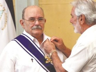 Miguel D'Escoto wird im Bild mit dem höchsten nicaraguanischen Orden geehrt. Der marxistische Befreiungstheologe und Priester ist am Donnerstag im Alter von 84 Jahren gestorben.
