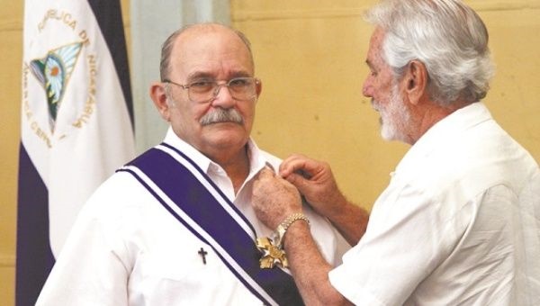 Miguel D'Escoto wird im Bild mit dem höchsten nicaraguanischen Orden geehrt. Der marxistische Befreiungstheologe und Priester ist am Donnerstag im Alter von 84 Jahren gestorben.
