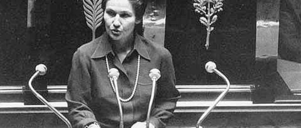 Simone Veil 1974 vor der französischen Nationalversammlung, als sie ihr Abtreibungsgesetz vorlegte.