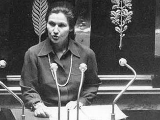 Simone Veil 1974 vor der französischen Nationalversammlung, als sie ihr Abtreibungsgesetz vorlegte.