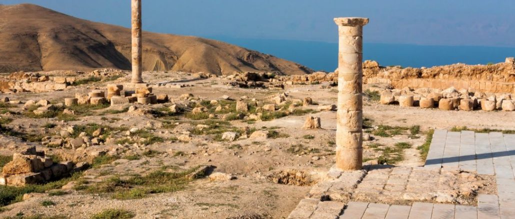 Zwei dorische Säulen des Innenhofes der Festung Machärus. Im Hintergrund das Tote Meer.