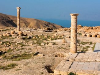 Zwei dorische Säulen des Innenhofes der Festung Machärus. Im Hintergrund das Tote Meer.
