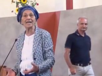 Emma Bonino in einer Kirche