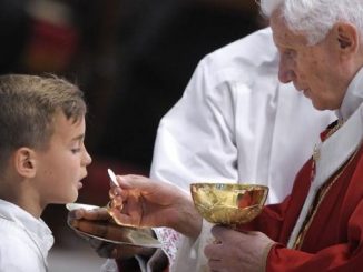 Kommunionempfang (Papst Benedikt XVI., kniende Mundkommunion)