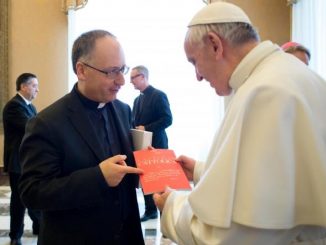 P. Antonio Spadaro überreicht Papst Franziskus im Februar 2017 die Nummer 4000 der "Civiltà  Cattolica".