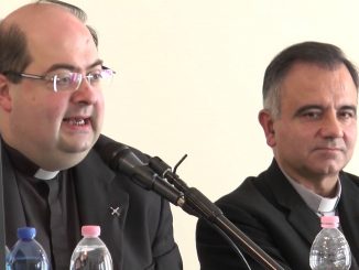 Der neue Sekretär der Glaubenskongregation und ernannte Titularerzbischof Giacomo Morandi (links im Bild)