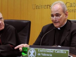 Marcelo Sanchez Sorondo, der politische Berater von Papst Franziskus, in Valencia: "Menschheit erlebt einen magischen Moment" (links im Bild Kardinal Osoro Sierra, Erzbischof von Madrid)