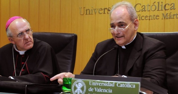 Marcelo Sanchez Sorondo, der politische Berater von Papst Franziskus, in Valencia: "Menschheit erlebt einen magischen Moment" (links im Bild Kardinal Osoro Sierra, Erzbischof von Madrid)