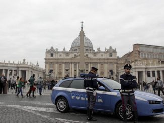 Italienische Polizei sichert Grenze zum Vatikanstadt. Eine nicht identifizierte Drohne sorgte am Samstag für Aufregung.