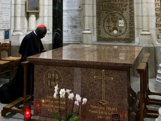 Kardinal Sarah am Grab des heiligen Louis-Marie Grignion de Montfort, der aus der Bretagne stammte, aber in der Vendée gestorben ist und begraben wurde.