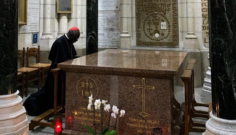 Kardinal Sarah am Grab des heiligen Louis-Marie Grignion de Montfort, der aus der Bretagne stammte, aber in der Vendée gestorben ist und begraben wurde.