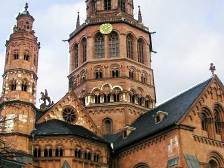 Die Kirche in Deutschland ist reich und liberal und stirbt deshalb an Verweltlichung.